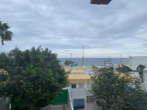 vista sull'oceano da un edificio alberato di Chalupa a Maspalomas