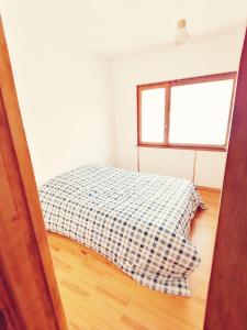 uma cama num quarto com uma janela em La clé des champs em Colroy-la-Roche
