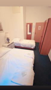 Ein Bett oder Betten in einem Zimmer der Unterkunft Märkischer Hof Hotel