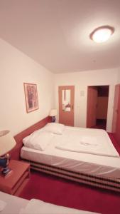 Ein Bett oder Betten in einem Zimmer der Unterkunft Märkischer Hof Hotel
