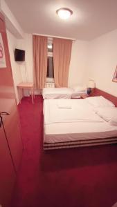 Ein Bett oder Betten in einem Zimmer der Unterkunft Märkischer Hof Hotel