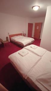Ein Bett oder Betten in einem Zimmer der Unterkunft Märkischer Hof Hotel