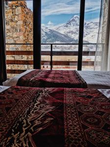 Giường trong phòng chung tại Capra Hotel Kazbegi