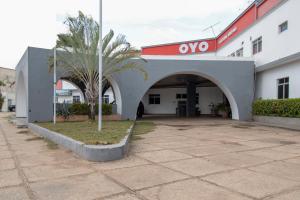 une entrée à un bâtiment avec un panneau sur celui-ci dans l'établissement OYO New Anápolis Hotel, Imperatriz, à Imperatriz