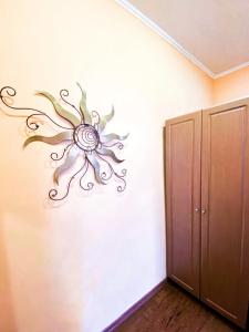 a wall with a painting of a flower on a wall at ApartPoltava Будиночок з мангалом та терасою, Оглядовий майданчик, банківський чек in Poltava