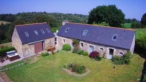 una vista aerea di una grande casa in pietra di Keryanti Domaine de Lesleac'h a Plouégat-Moysan