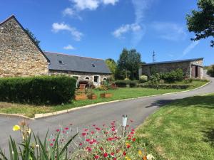 eine Straße vor einem Haus mit Blumen in der Unterkunft Keryanti Domaine de Lesleac'h in Plouégat-Moysan