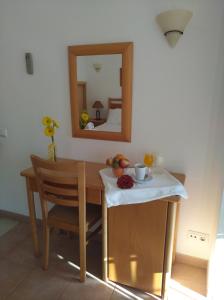 um quarto com uma mesa e um espelho em Club House CVL na Praia da Luz