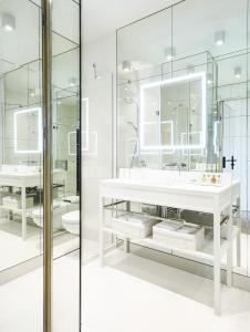 biała łazienka z 2 umywalkami i prysznicem w obiekcie Masuria Arte w mieście Stacze