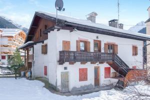una casa con un balcone in cima nella neve di Cesa Crepaz a Canazei