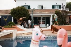 Bazén v ubytování Salt Lips Surf & Coworking Azores nebo v jeho okolí
