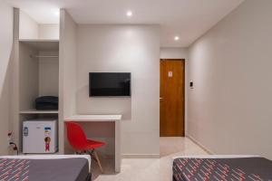 Mega Aeroporto Hotel Apenas 1 km de distância do Aeroporto de Fortaleza的电视和/或娱乐中心