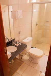 een badkamer met een toilet, een wastafel en een douche bij HOTEL EXECUTIVO in Parauapebas
