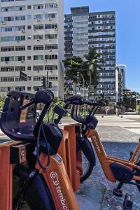 un paio di biciclette parcheggiate l'una accanto all'altra di Rio Spot Homes Leblon U042 a Rio de Janeiro