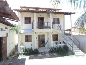 una casa blanca con escaleras delante en Apartamentos Casa Veneza, en Canoa Quebrada