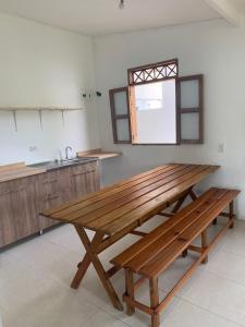 una gran mesa de madera en una cocina con fregadero en Hostal Casaluna San Andres en San Andrés