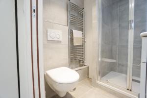 Ванна кімната в Modern Duplex Close To The Eiffel Tower