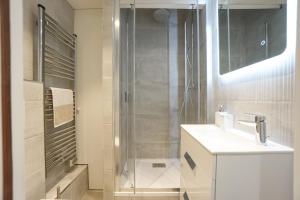 Ванна кімната в Modern Duplex Close To The Eiffel Tower