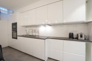 Кухня або міні-кухня у Modern Duplex Close To The Eiffel Tower