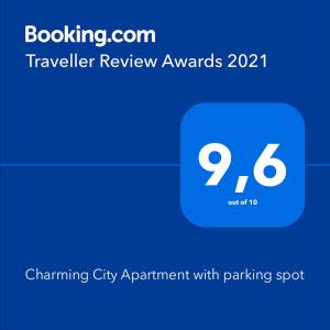 Et logo, certifikat, skilt eller en pris der bliver vist frem på Charming City Apartment with parking spot