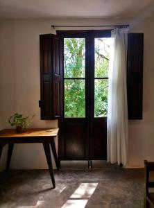 a room with a door and a table and a window at Aloja Merlo in Merlo