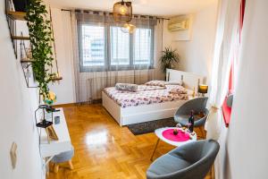 Posteľ alebo postele v izbe v ubytovaní Flexible SelfCheckIns 15 & 19 - Zagreb - Garage - Loggia - New - Apartments Repinc