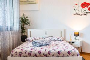 Posteľ alebo postele v izbe v ubytovaní Flexible SelfCheckIns 15 & 19 - Zagreb - Garage - Loggia - New - Apartments Repinc