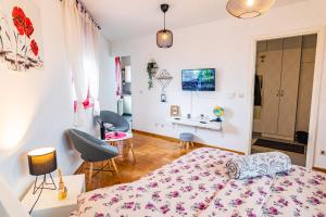 Posteľ alebo postele v izbe v ubytovaní Flexible SelfCheckIns 15 & 19 - Zagreb - Garage - Loggia - New - Apartments Repinc
