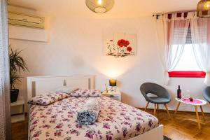 Posteľ alebo postele v izbe v ubytovaní Flexible SelfCheckIns 15 & 19 - Zagreb - Garage - Loggia - New - Apartments Repinc