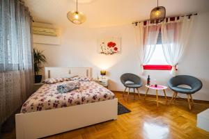 Posteľ alebo postele v izbe v ubytovaní Flexible SelfCheckIns 15 & 19 - Zagreb - Garage - Loggia - New - Apartments Repinc