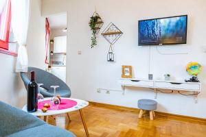 sala de estar con sofá y mesa en Flexible SelfCheckIns 15 & 19 - Zagreb - Garage - Loggia - New - Apartments Repinc, en Zagreb