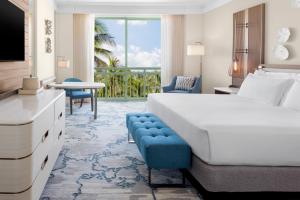Una habitación de hotel con una cama y una ventana grande. en The Royal at Atlantis, en Nassau