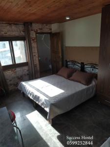 Una cama o camas en una habitación de Success Hostel