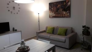 ein Wohnzimmer mit einem Sofa und einem Tisch in der Unterkunft Bolognamania Apartments-Prime in Bologna