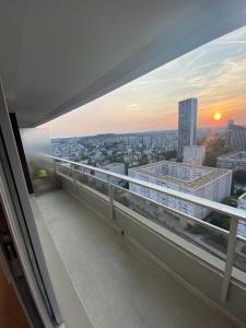 a balcony with a view of a city skyline at Appartement La Défense The View in Puteaux