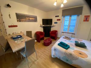 康卡勒的住宿－STUDIO CANCALE - PORT DE LA HOULE - classé 2 étoiles，卧室配有一张床和一张桌子及椅子