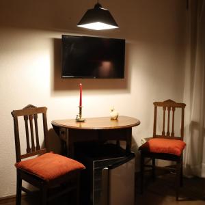 a room with a table with a candle and two chairs at Hotel Portofoz in Porto