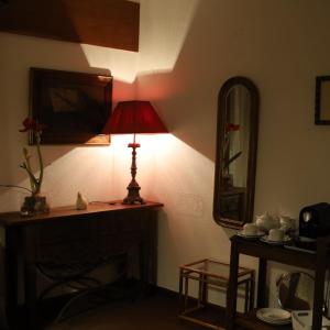 a lamp sitting on a table next to a mirror at Hotel Portofoz in Porto