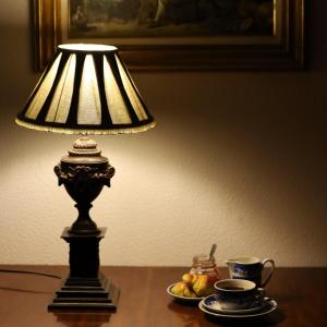 a lamp sitting on a table with a plate of fruit at Hotel Portofoz in Porto