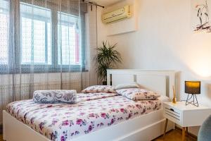 Posteľ alebo postele v izbe v ubytovaní Flexible SelfCheckIns 15 & 19 - Zagreb - Garage - Loggia - New - Apartments Repinc
