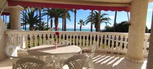 a table and chairs on a balcony with a view of the ocean at Casablanca - Playa Romana in Alcossebre