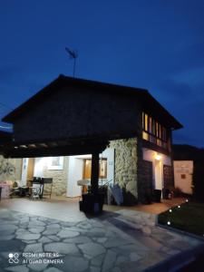 Casa de piedra con patio por la noche en Casa Rural El Mirador de Villaverde, en Con