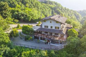 an aerial view of a house in the woods at Hotel Al Verde in Mandello del Lario