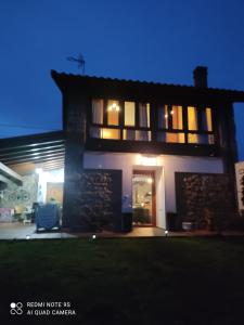 una casa por la noche con las luces encendidas en Casa Rural El Mirador de Villaverde, en Con