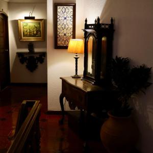 a room with a mirror and a lamp on a dresser at Hotel Portofoz in Porto