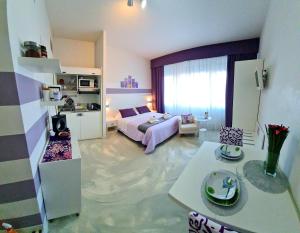 Minisuite في بولونيا: غرفة معيشة مع سرير وغرفة مع أرضية مغبرة