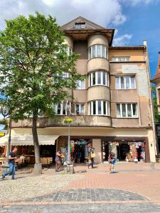 Budova, v ktorej sa apartmán nachádza + 10 fotografií