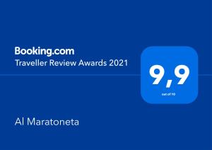 una scatola blu con i premi per le recensioni di testo dei viaggiatori di Al Maratoneta a Linguaglossa