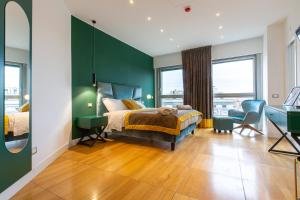 a bedroom with a bed and a green wall at Missori Suites in Milan