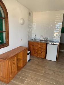 a kitchen with a sink and a counter top at Cotillo Lagos in Cotillo